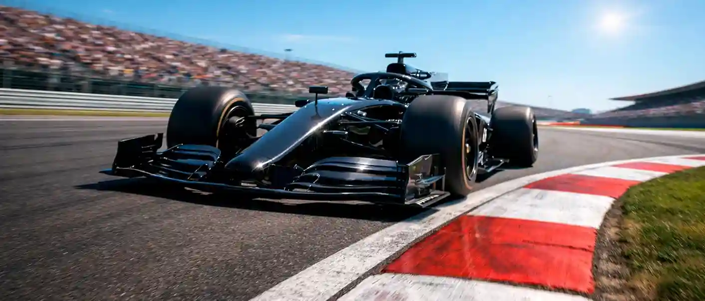 Formule 1 raceauto scheurt over het circuit tijdens een Grand Prix